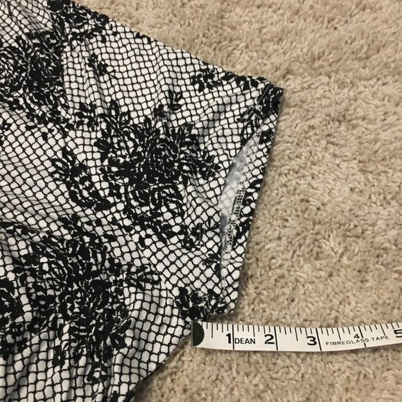 Michel Studio B&W Floral Lace Print Stretchy V-Neck Modern Tee - Picture 16 of 16